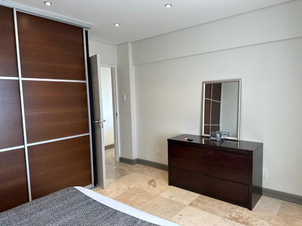 Apartment Bgs Luxury Two Bedroom -camps Bay-cape Town